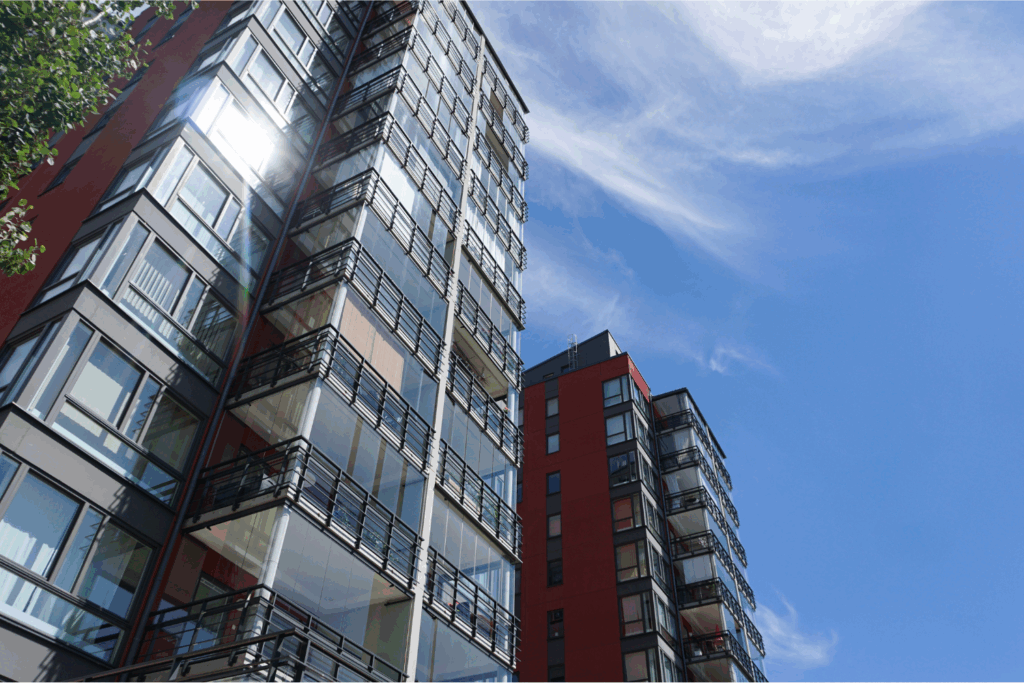 Balkongfasad med inglasade balkonger i en brf - Balkonginglasning Direkt